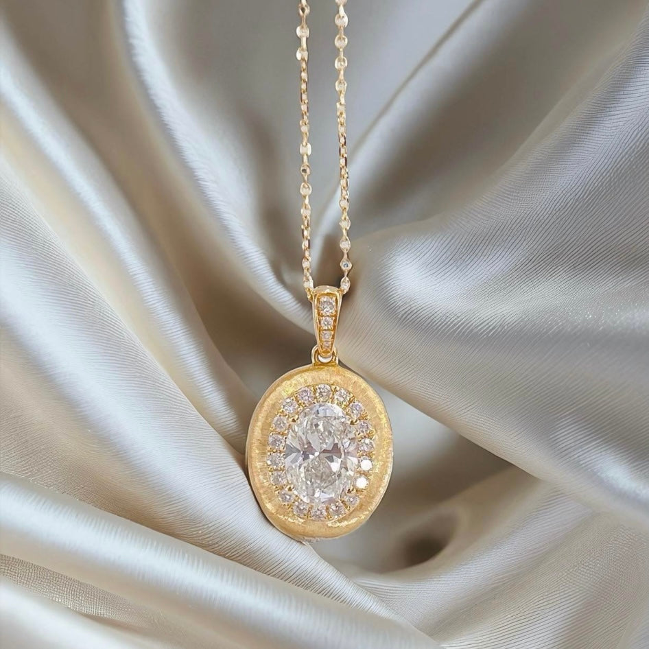Elegant halo pendant in 18K yellow gold