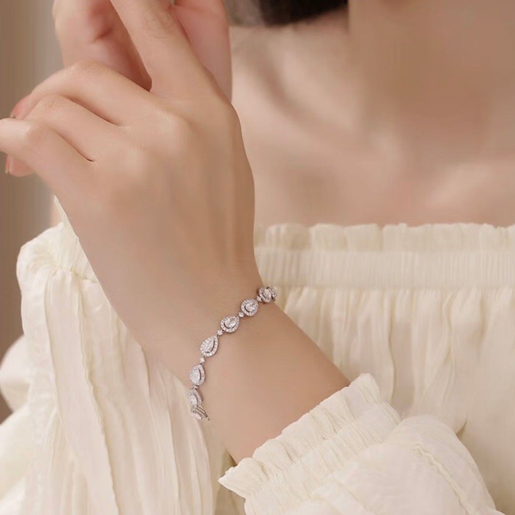 Pear-Shaped Halo Diamond Bracelet in 18K Gold