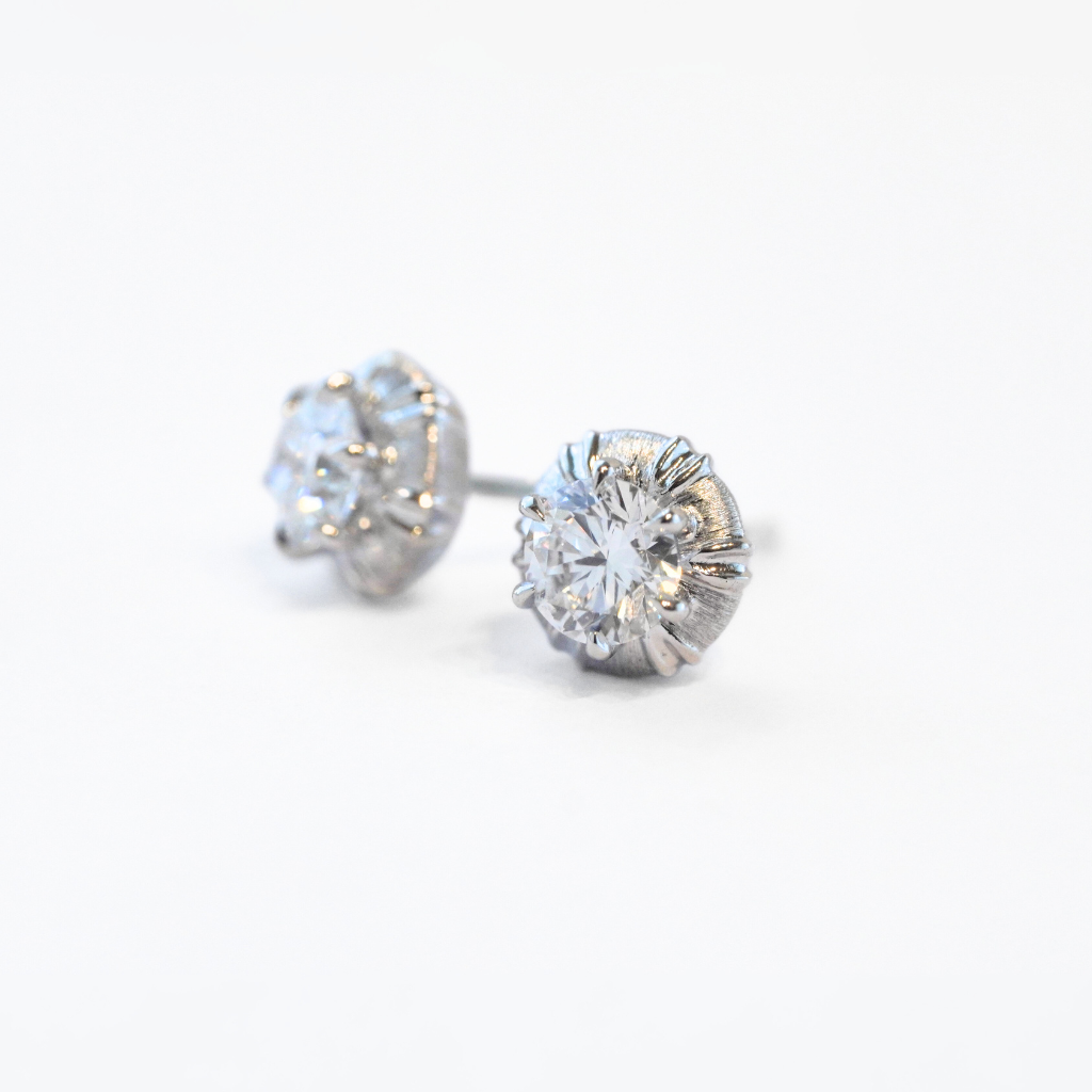 Platinum round diamond studs