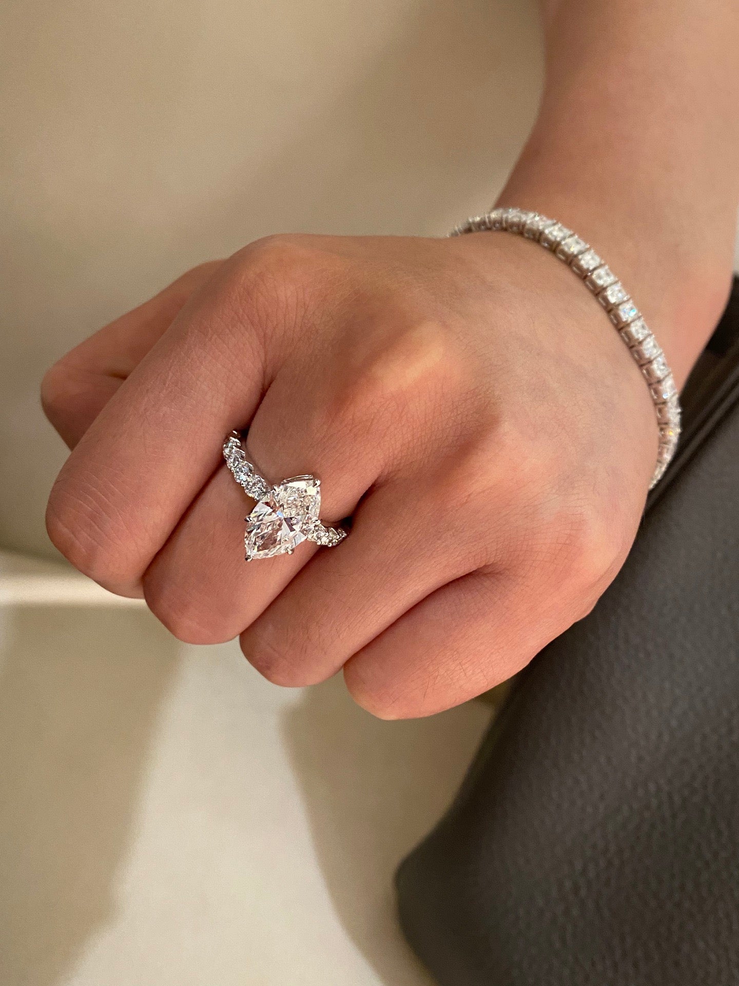 Marquise Diamond Ring with Pav¨¦ Band